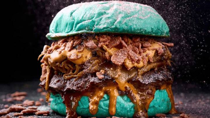 La hamburguesa azul más lujosa estará en The Champions Burger Zaragoza: "Una joya comestible"