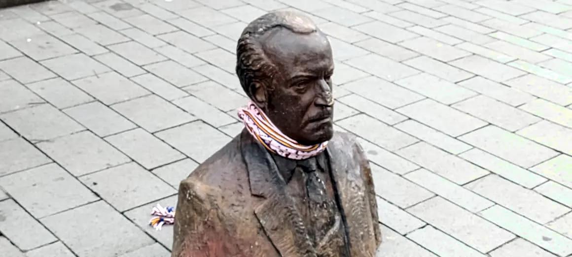 Polémica y memoria: Arrastran busto de Guillermo León Valencia en las calles de Popayán