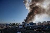 Columna de humo por incendio en San Miguel se ve desde gran parte de Santiago