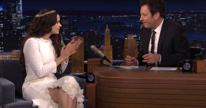 Rosalía enseña a tocar las palmas por bulerías a Jimmy Fallon y le invita ir a Jerez