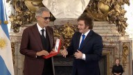 El momento viral de Javier Milei con Andrea Bocelli: intenta saludar al tenor con un apretón de manos