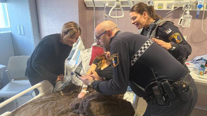 Agentes de la Policía Local atienden el parto de una joven en su casa del Cabanyal