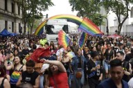 Cientos marchan por el Orgullo: "frente al odio, más orgullo y unidad"
