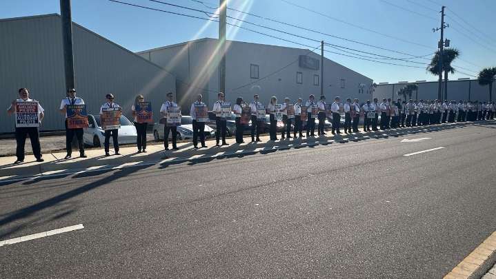 Allegiant Air pilots hold informational picket over pay
