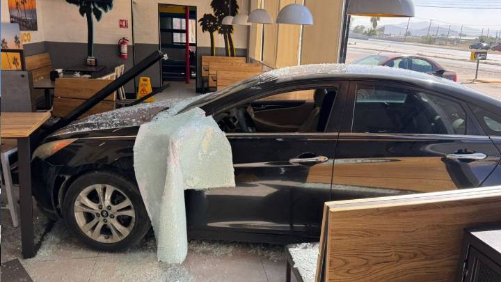 Abuelita de 70 años pierde el control y choca contra un establecimiento de comida rápida en Gómez Palacio