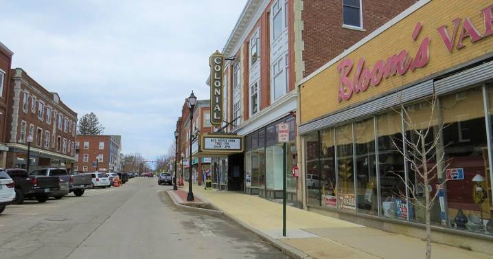 Holiday shoppers in NH appear to mostly shrug off inflation and tariff concerns