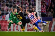 Incontenible. El gol de Julián Álvarez para Atlético por Chamipons: combinación con Giuliano Simeone y volea perfecta