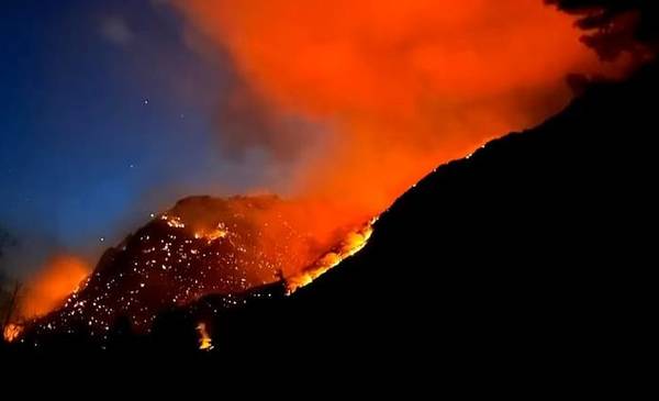 Incendio en Epuyén: contuvieron el 80% de las llamas pero hay alerta de mayores focos
