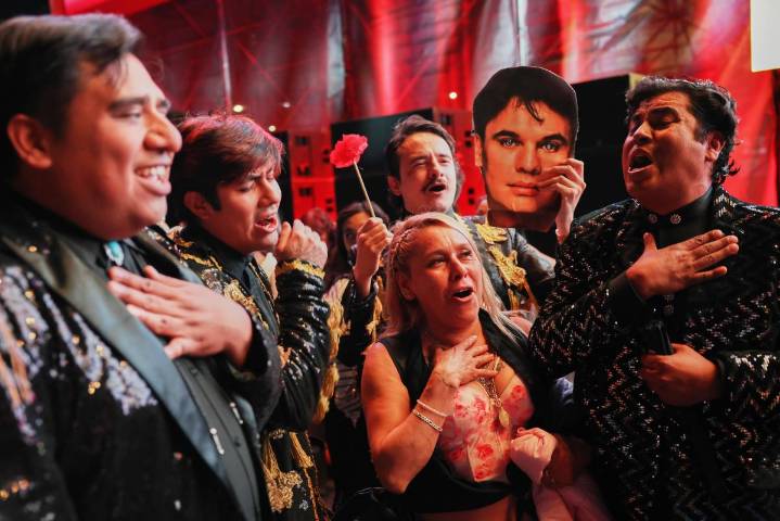 ¡Como en 1987 en Saltillo, su voz aún convoca! Juan Gabriel reúne a 170 mil fans en el Zócalo con concierto histórico