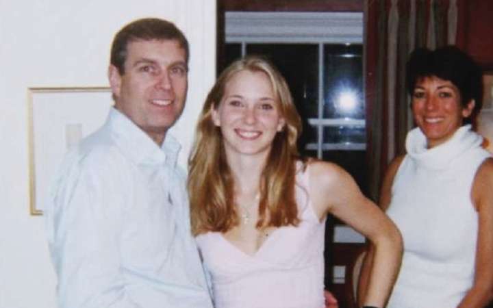 Es real foto del expríncipe Andrés y Virginia Giuffre, confirman correos de Epstein