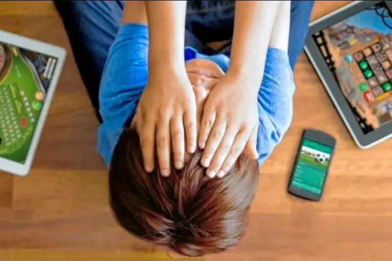 Adicciones: el Papa alertó sobre el uso excesivo de internet en los jóvenes