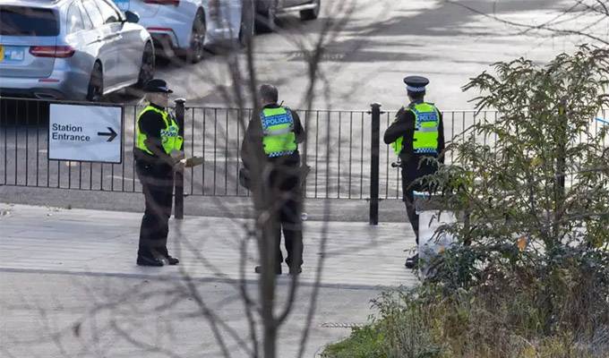 Apuñalamiento múltiple en tren conmociona Reino Unido: ataque dejó 10 heridos, dos están graves