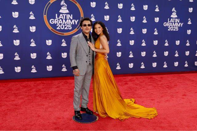 Críticas a Nodal tras omitir a Ángela Aguilar al recibir su Latin Grammy
