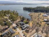 En Córdoba, una casa en un barrio cerrado de Calamuchita que propone un refugio natural para tres generaciones