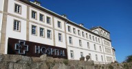 Una mujer se queda con la cabeza atrapada en una verja del hospital Abente y Lago de La Coruña