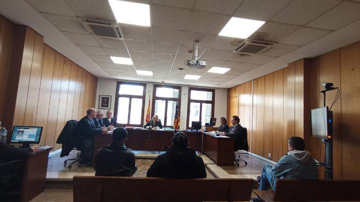 Dos años de cárcel por agredir con una valla a una mujer en una trifulca en un bar de Palma