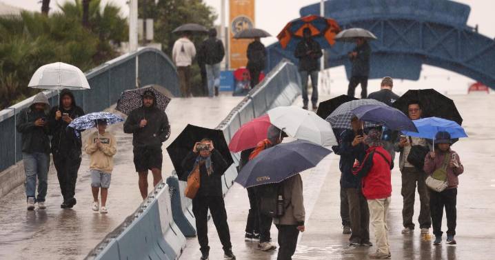 Flood advisory remains in effect across L.A. as 'intense' rain continues