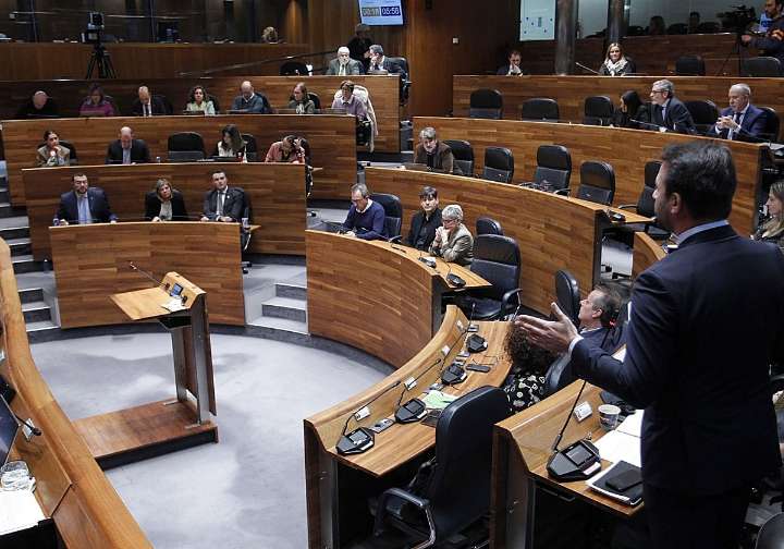 Queipo acusa a Barbón de entregar la política fiscal a sus «socios radicales» y el presidente defiende que protege a la «mayoría social»