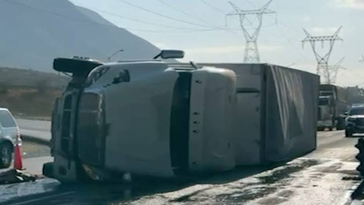 Volcadura de tráiler provoca cierre de la Saltillo – Monterrey en tramo Ojo Caliente