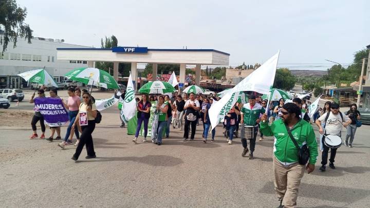 "Las víctimas no pueden esperar": Vecinos de Añelo protestaron por la mujer que sufre violencia de género y no pudo denunciar