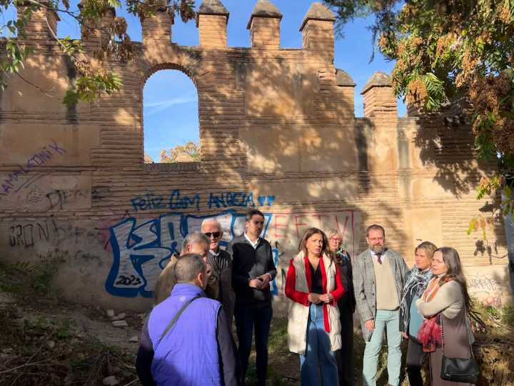 PSOE denuncia "el vandalismo" en la Puerta de Fajalauza