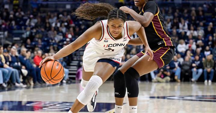 UConn women's season-high 25 steals help No. 1 Huskies beat Loyola Chicago 85