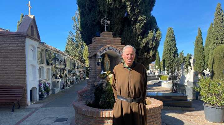 Fossores, los únicos frailes del mundo que viven en los cementerios velando muertos y acompañando a sus vivos