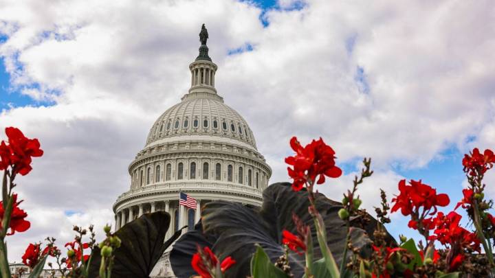 US govt shutdown hits 6th week as Trump pushes Republicans to alter Senate rules