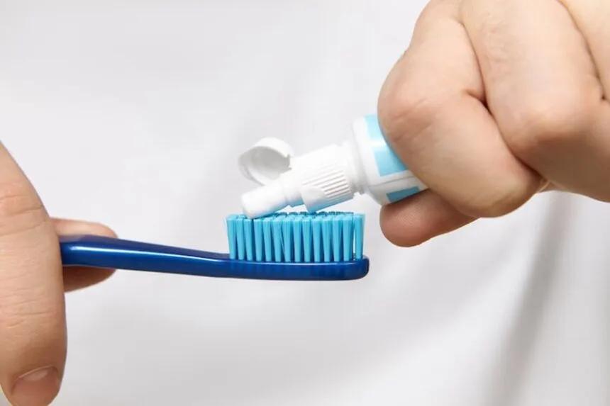 Cepillos de dientes: por qué acumulan bacterias y cuándo cambiarlos