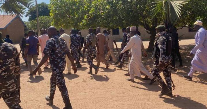 Padres de niños secuestrados en Nigeria dicen que el gobierno no les da información