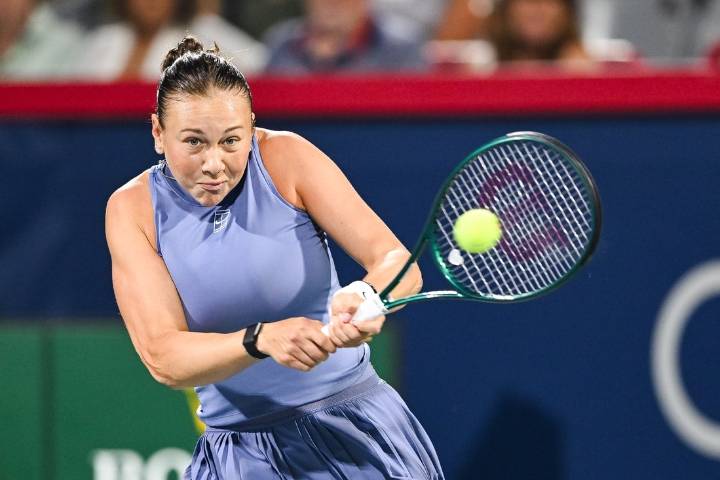 Deadspin | Amanda Anisimova rallies past Iga Swiatek at WTA Finals