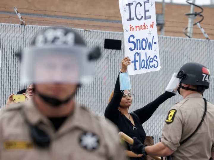 Un juez federal ordena liberar a cientos de arrestados en las redadas migratorias en Chicago