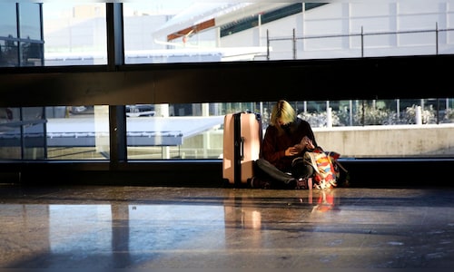 US airlines cancel 2,100 flights as shutdown talks advance