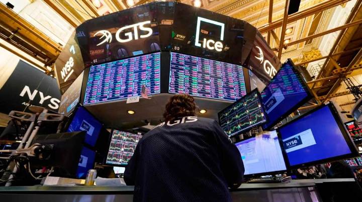 Las acciones argentinas cayeron más de 2% en Wall Street y el riesgo país operó por debajo de los 640 puntos