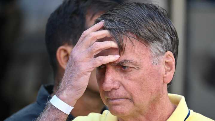 Bolsonaro dice que sufrió una "paranoia" inducida por medicamentos que lo llevó a manipular la tobillera electrónica
