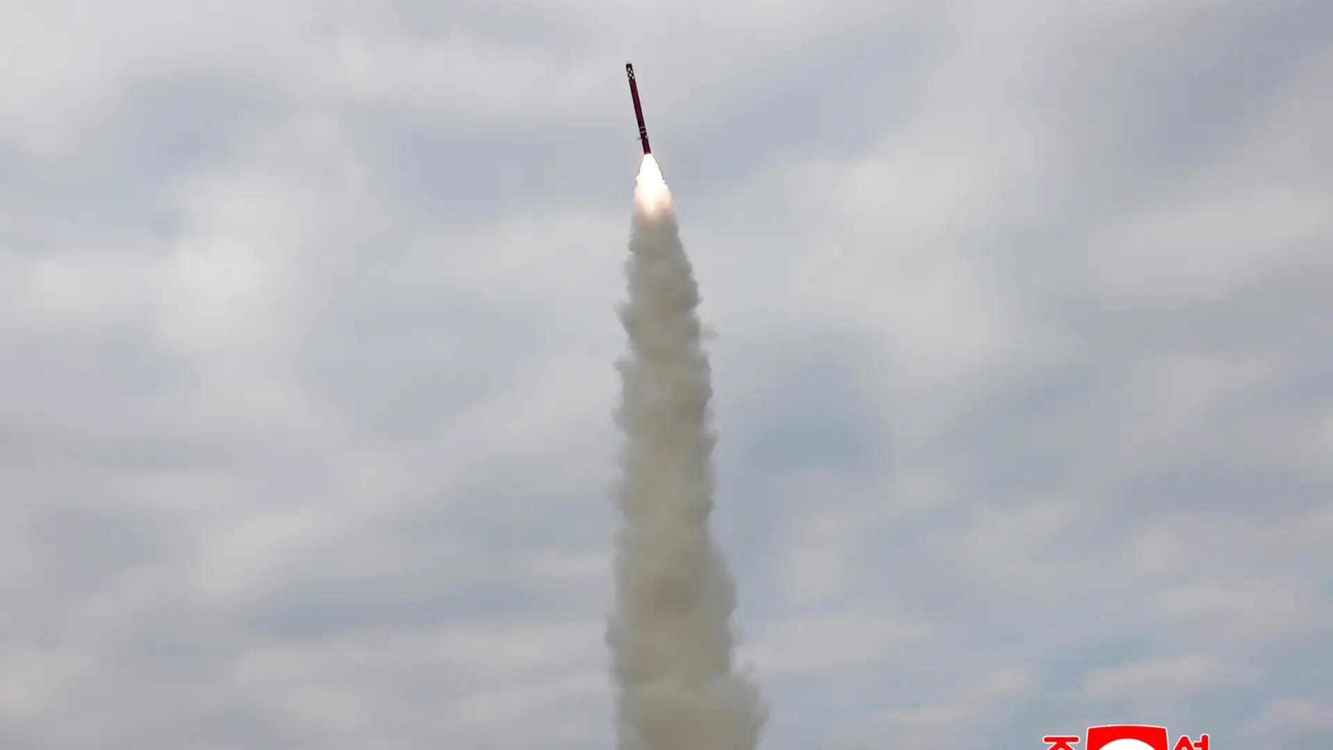 Corea del Norte lanza cohetes de artillería coincidiendo con la visita de Hegseth al Sur