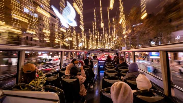 Vuelve el 'Barcelona Christmas Tour' con una ruta nocturna en bus para descubrir la iluminación navideña