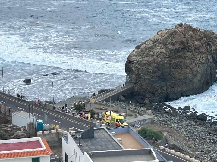 Una fallecida y varios heridos tras caer al agua por un golpe del mar en Tenerife