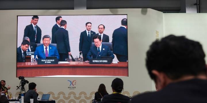 Xi quips about backdoors during Xiaomi phone gift to Korea’s Lee