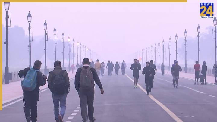Delhi AQI remains ‘Very poor’, hits 400 in some areas as smog engulfs the city