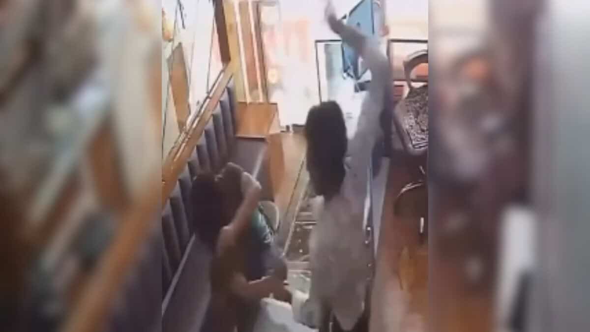 Ahmedabad shopkeeper slaps woman 17 times for throwing chilli powder