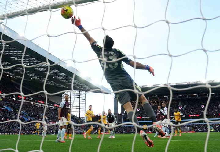Tercero en la Premier. La espectacular doble tapada de Dibu Martínez en el triunfo de Aston Villa ante Wolverhampton
