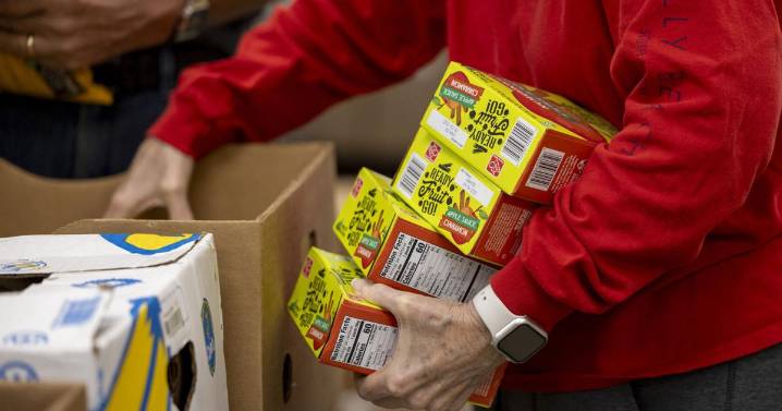 Charleston residents donate food during government shutdown