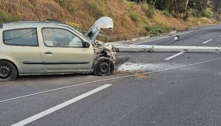 Vehículo menor impacta con poste en plena Ruta F