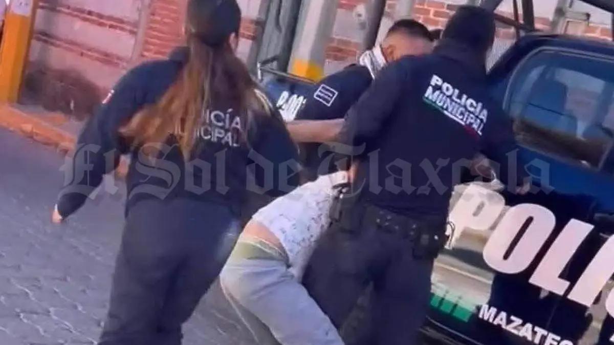 Retienen vecinos de Mazatecochco a presuntos ladrones y la situación casi termina en linchamiento