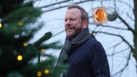 'Tinsel Town' Review: Kiefer Sutherland Stars in Holiday Comedy