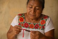 Advierten desinterés para mantener viva tradición maya del hilo rojo en niños