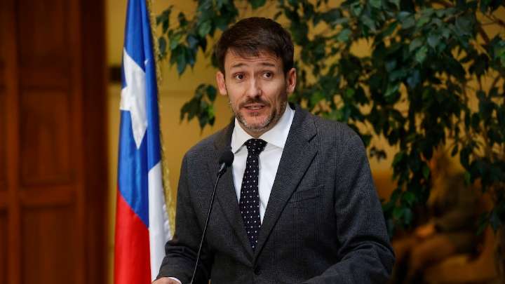 Pardow responde AC y explica que ocultó error de cálculo para evitar "alarma pública"