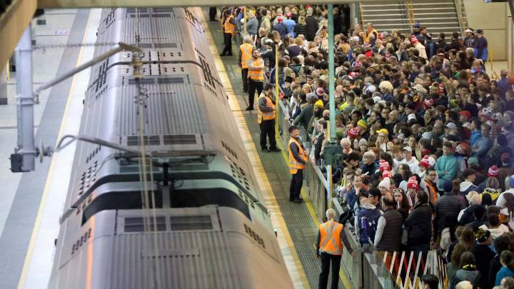 Transport warning as 70,000 'buzzing' fans set to descend on Metallica's Sydney rock concert at Accor Stadium