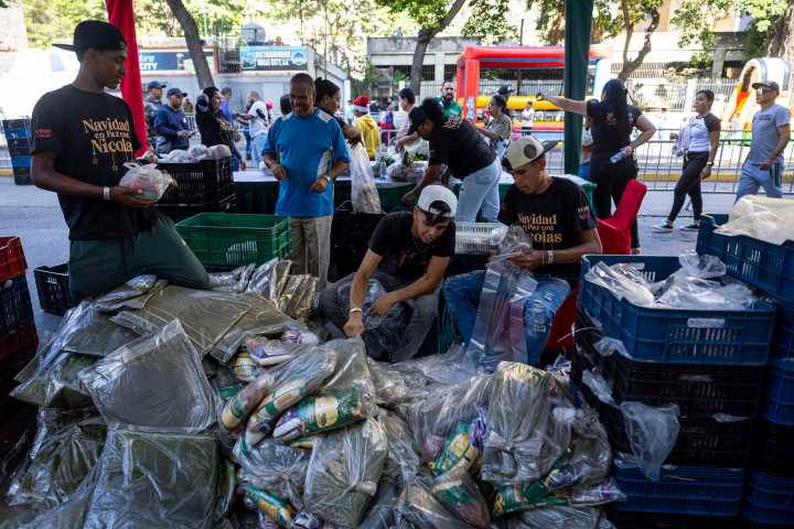 Venezolanos buscan ofertas para asegurar su plato navideño ante dificultades económicas